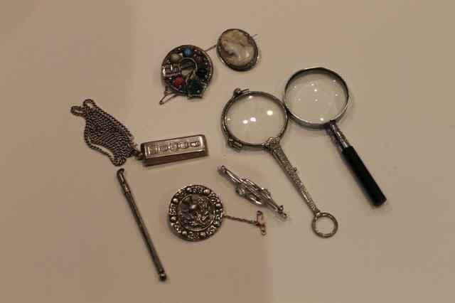 Appraisal: A SMALL QUANTITY OF MISCELLANEOUS including a silver bar brooch