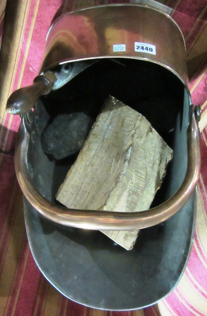 Appraisal: A copper coal bucket