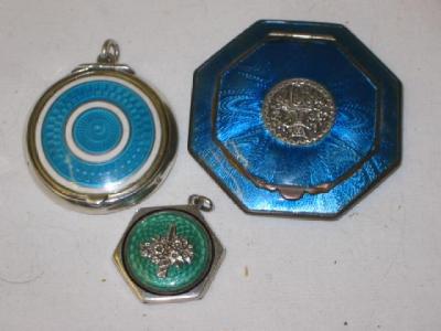 Appraisal: AN EDWARDIAN ENAMEL COMPACT of circular form the hinged lid