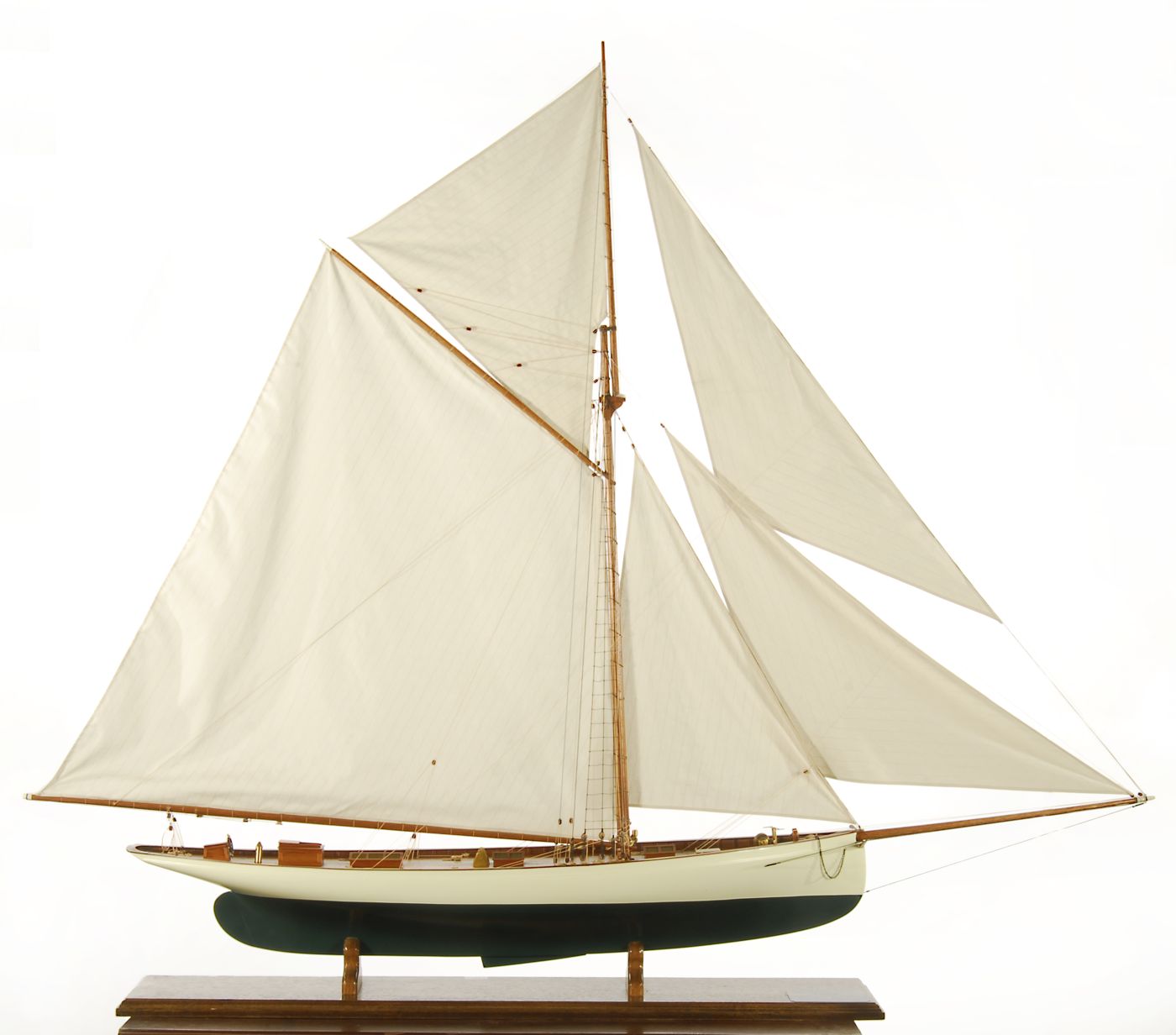 Appraisal: SCALE MODEL OF THE AMERICA'S CUP YACHT PURITANHull painted white