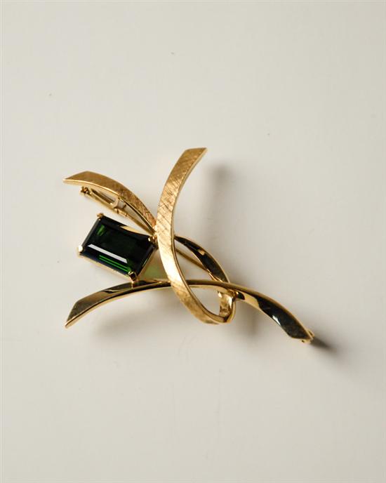 Appraisal: K Yellow Gold Ribbon Brooch with an Eeral-cut Green Tourmaline