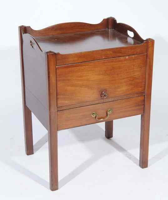 Appraisal: A TH CENTURY MAHOGANY TRAY TOP COMMODE with pierced carrying