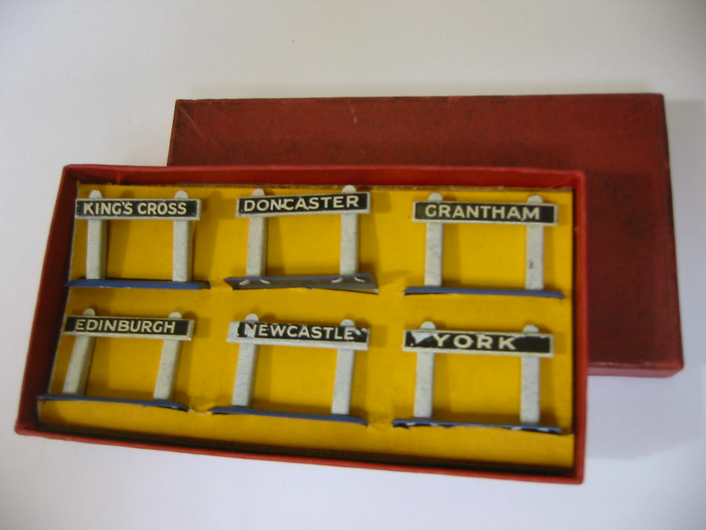 Appraisal: Hornby Series Accessory Set No with six station name boards