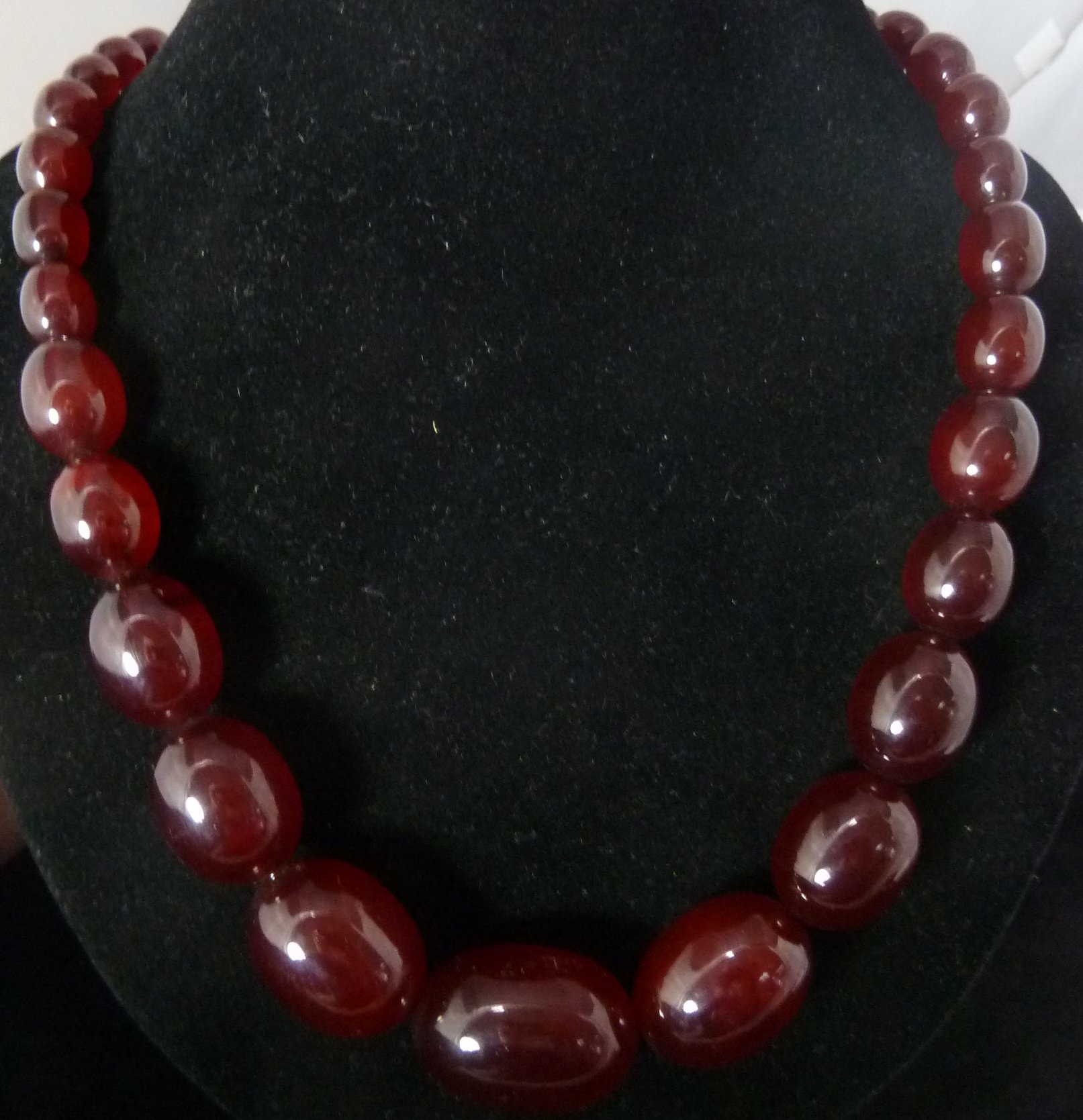 Appraisal: A necklace of graduated amber beads