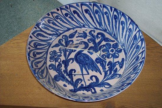 Appraisal: A Spanish faience blue and white bowl decorated a crane