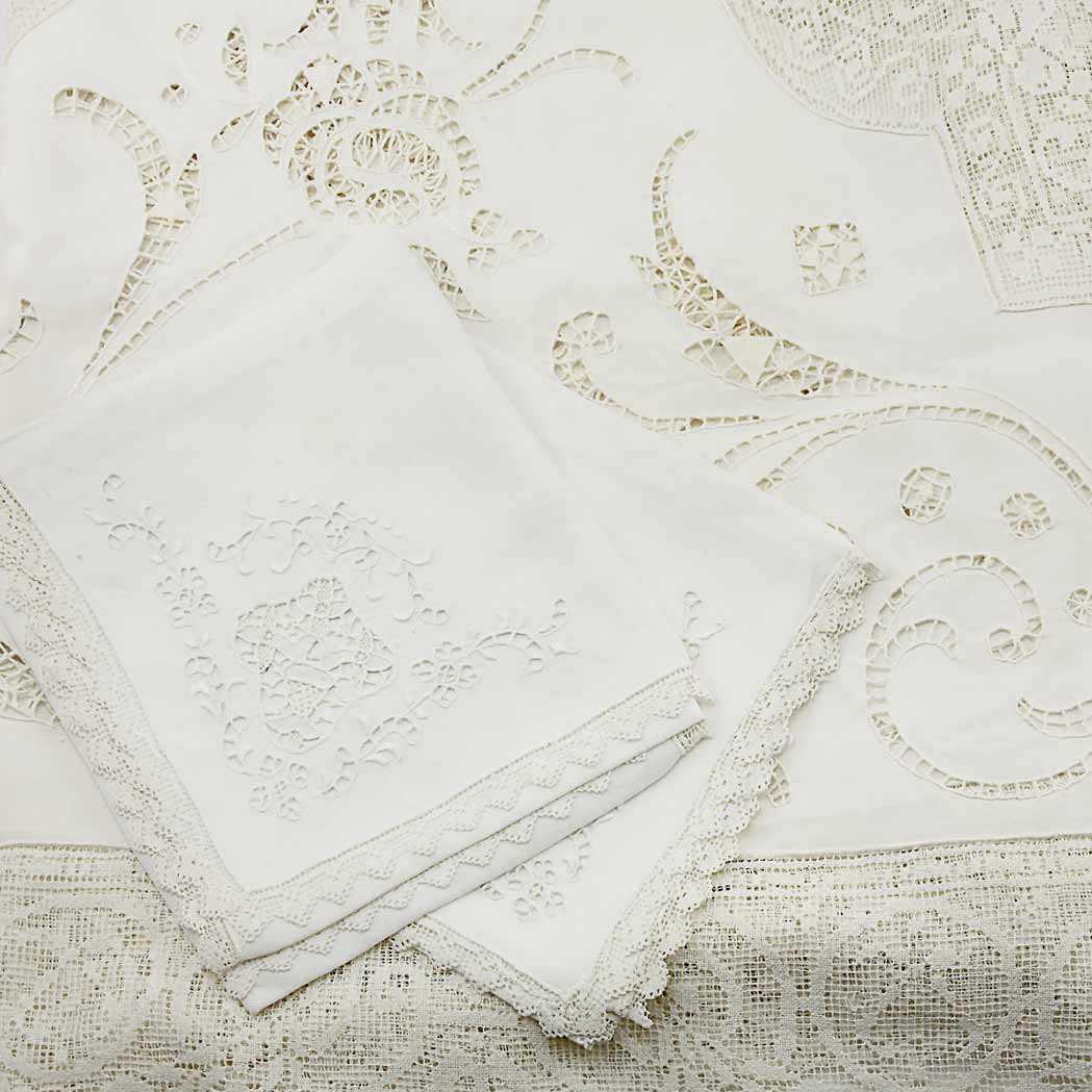 Appraisal: Linen Tablecloth Set Italian circa - Comprising a banquet tablecloth