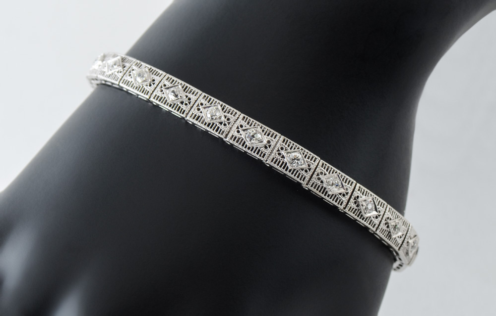 Appraisal: ELEGANT WHITE GOLD BRACELET WITH DIAMONDS K White Gold rectangular