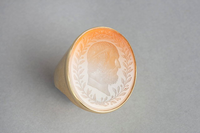 Appraisal: A GENTLEMANS DRESS RING set with a cornelian intaglio of