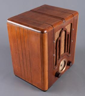 Appraisal: s Crosley Model Tombstone Radio Vintage s Crosley model tombstone