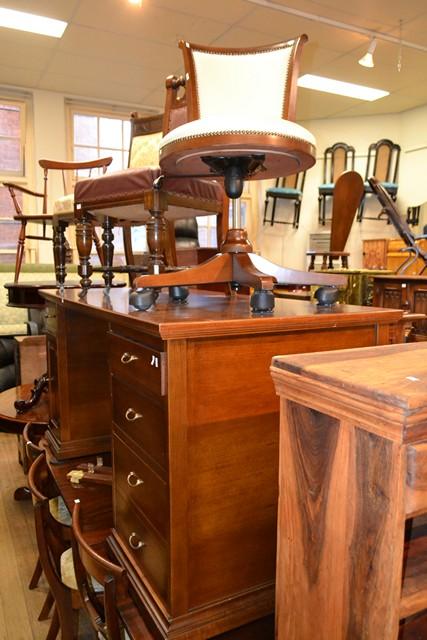 Appraisal: AN ANTIQUE STYLE WALNUT CAPTAINS TWIN PEDESTAL SWIVEL CHAIR WITH