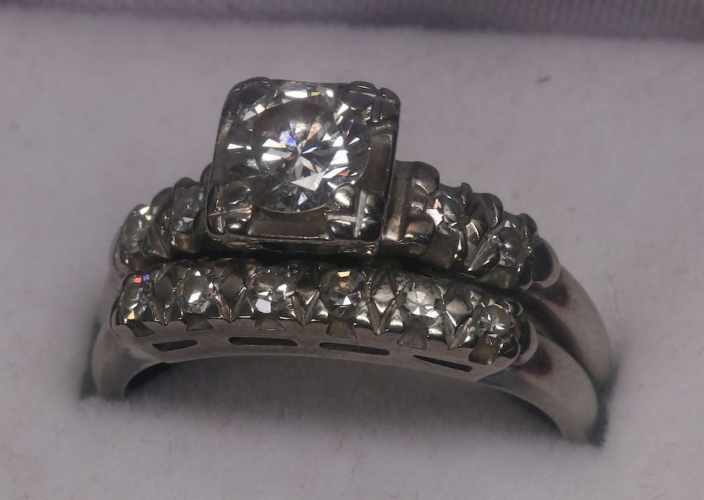 Appraisal: VINTAGE K AND CARAT DIAMOND ENGAGEMENT SET The central diamond