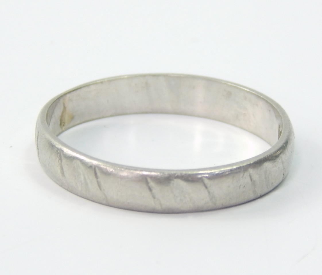 Appraisal: A platinum wedding band size O g