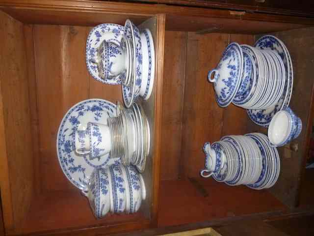 Appraisal: A MINTON DELFT PATTERN DINNER SERVICE consisting of seventeen dinner