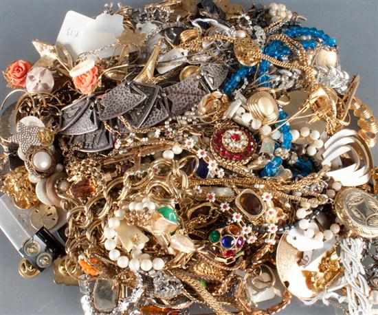 Appraisal: Assorted costume jewelry including several brooches necklaces earrings etc Estimate