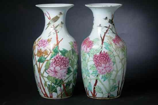 Appraisal: PAIR CHINESE FAMILLE ROSE PORCELAIN VASES Guangxu iron red seal