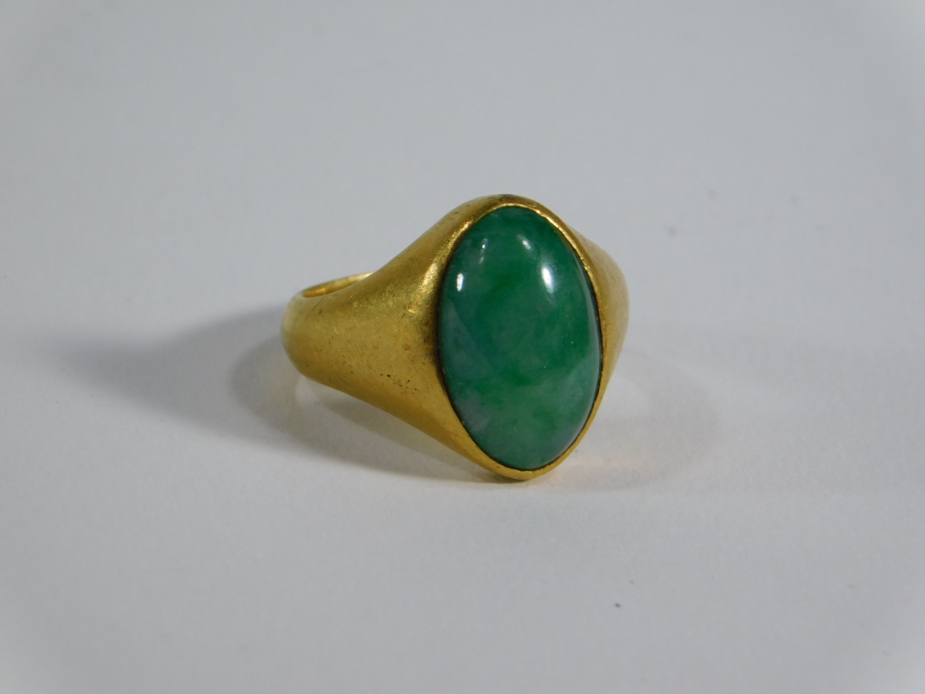 Appraisal: CHINESE SOLID GOLD ENGRAVED APPLE JADEITE RING China Qing DynastyBezel