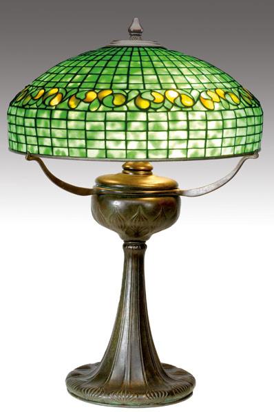 Appraisal: TIFFANY STUDIOS Table lamp with a Lemon-Leaf shade in yellow