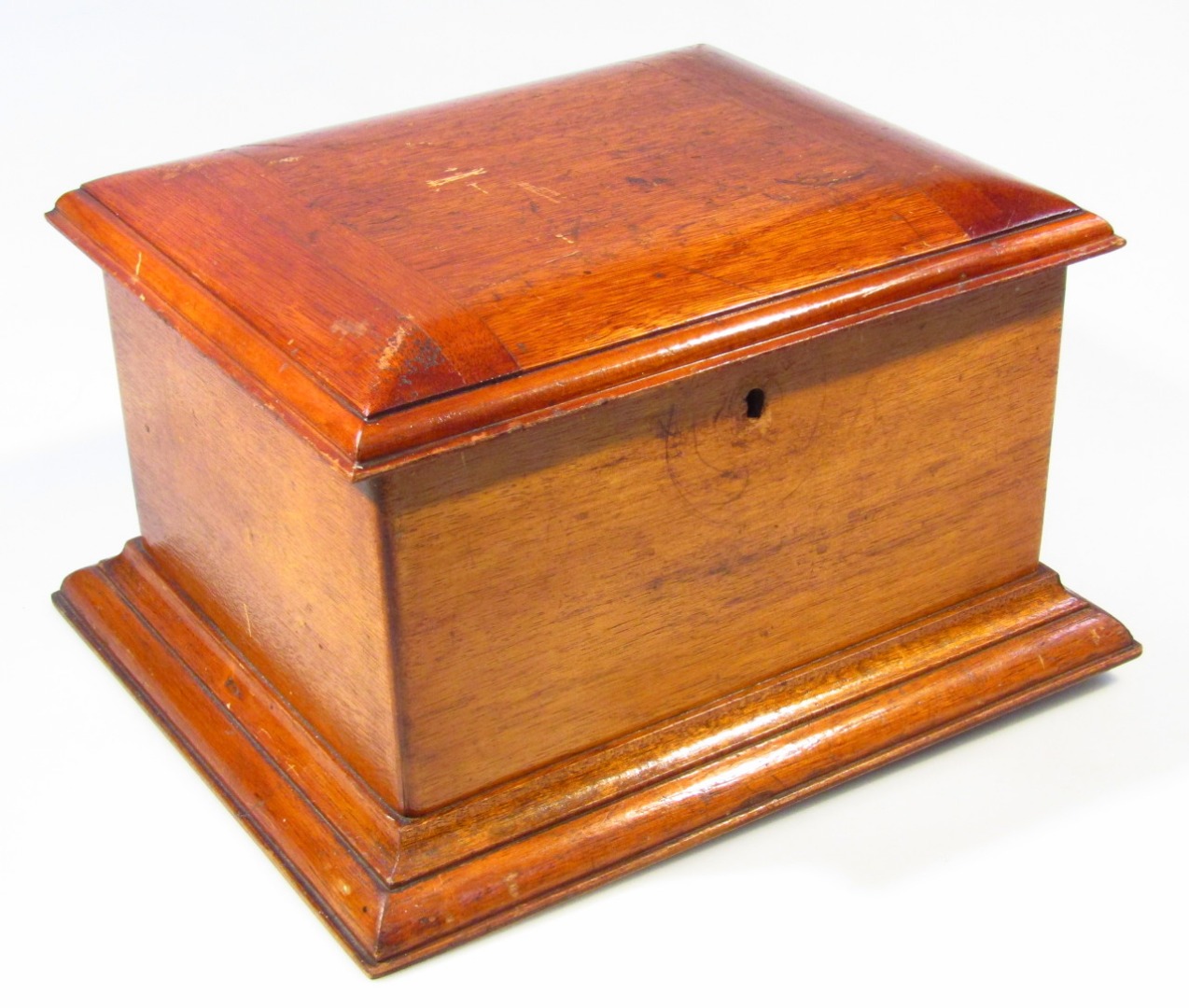 Appraisal: An early thC mahogany stained jewellery casket the rectangular lid