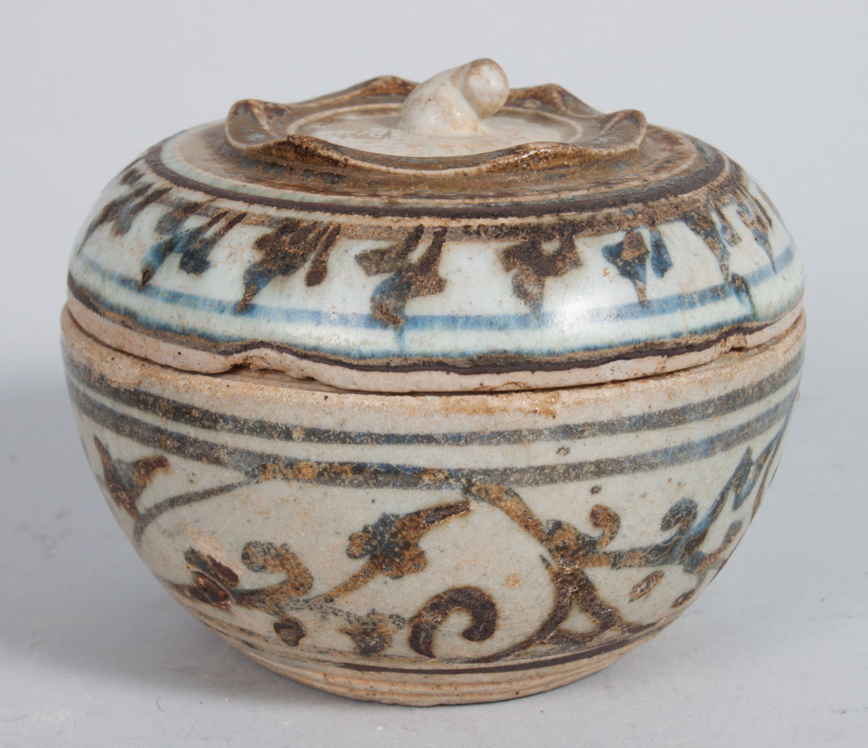 Appraisal: Chinese Ming porcelain box circa - stylized blue and white