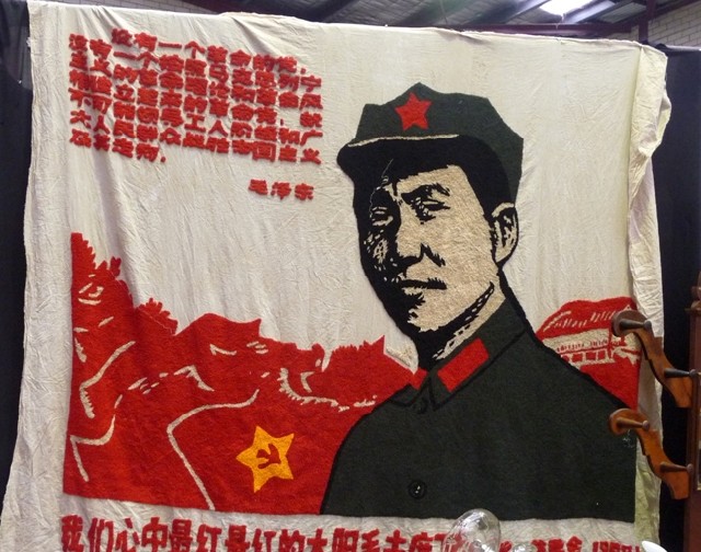 Appraisal: A large tambour cotton hanging of Chairman Mao with the