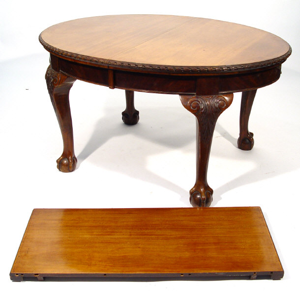 Appraisal: Victorian oval mahogany extending dining table with one extra leaf