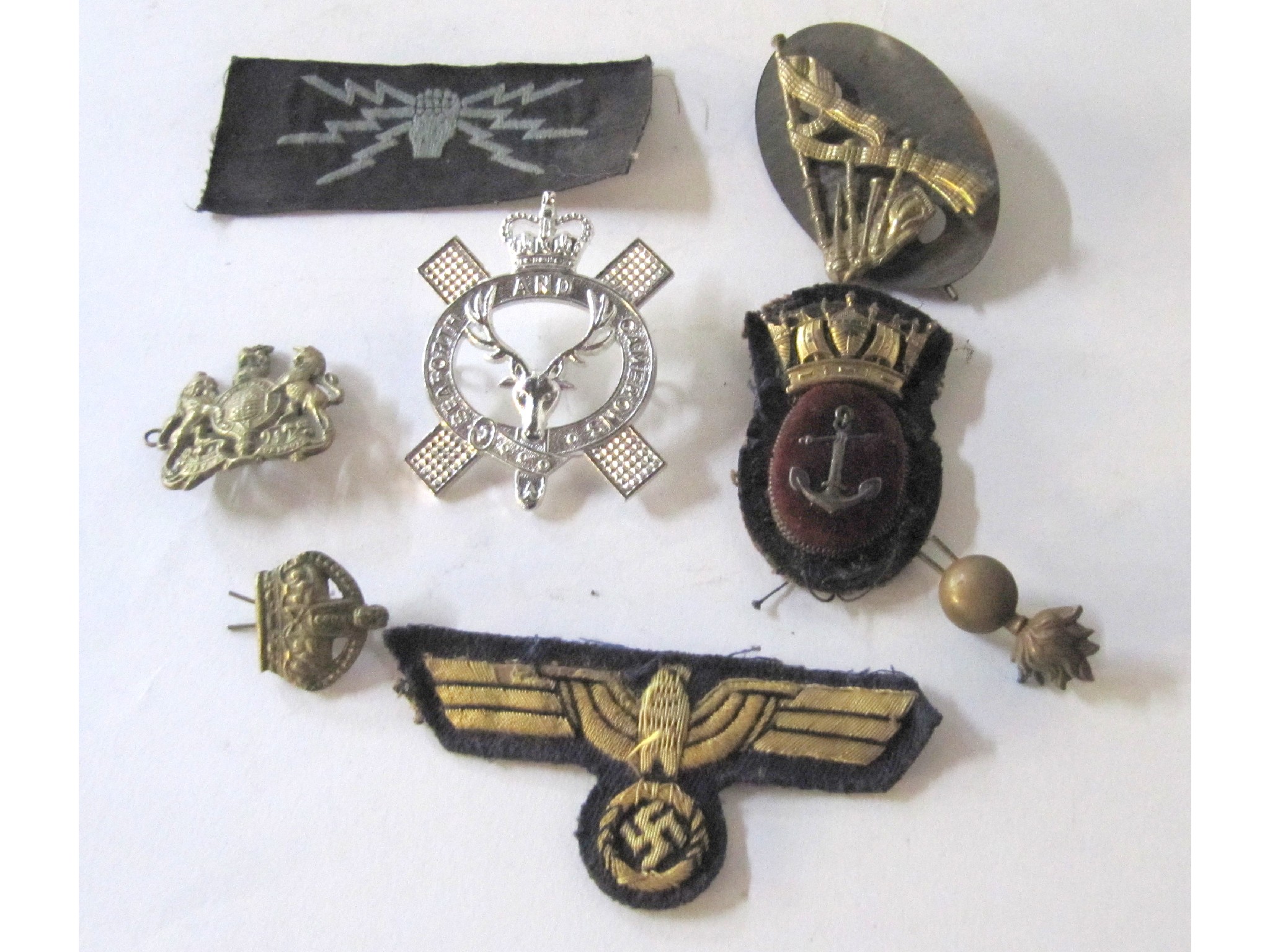 Appraisal: A lot comprising military patches clan badges etc