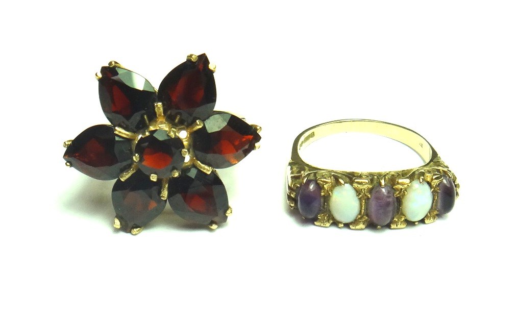 Appraisal: A ct gold and garnet set cluster ring in a