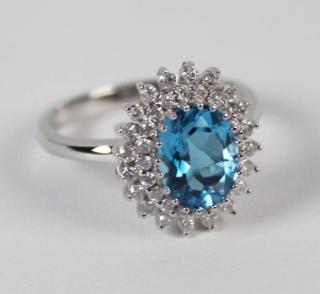 Appraisal: K WHITE GOLD DIAMOND AND BLUE TOPAZ RING HAVING CTW