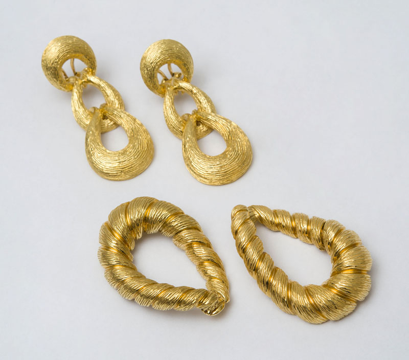 Appraisal: TWO PAIRS OF K GOLD HOOP EARCLIPS The oval hoop