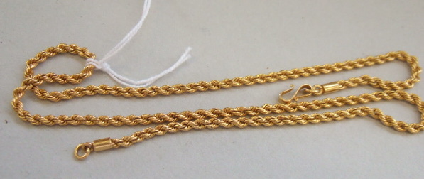 Appraisal: A gold ropetwist link neckchain on a serpentine clasp