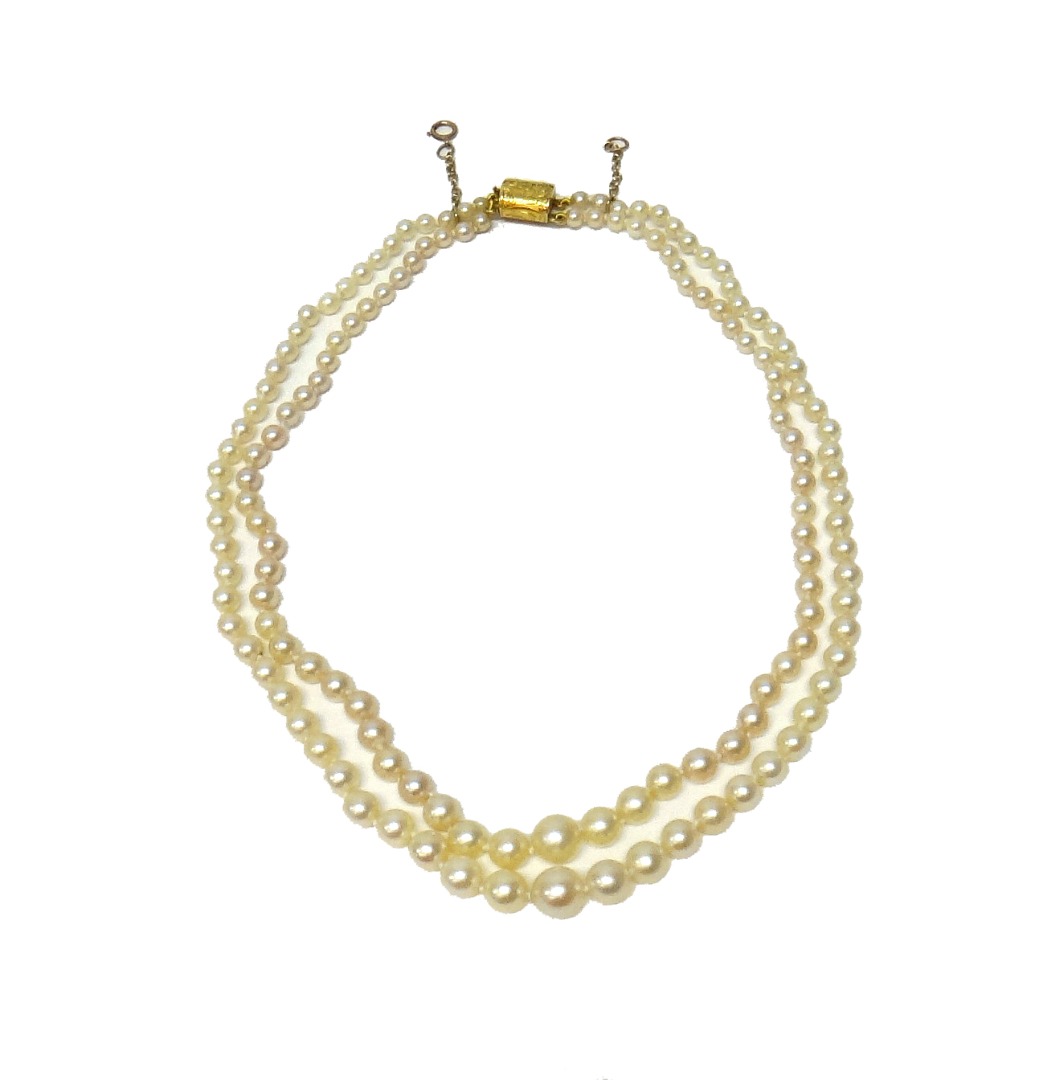 Appraisal: A two row necklace of graduated cultured pearls on a