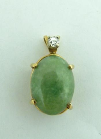 Appraisal: K yellow gold serpentine and diamond pendant containing one x