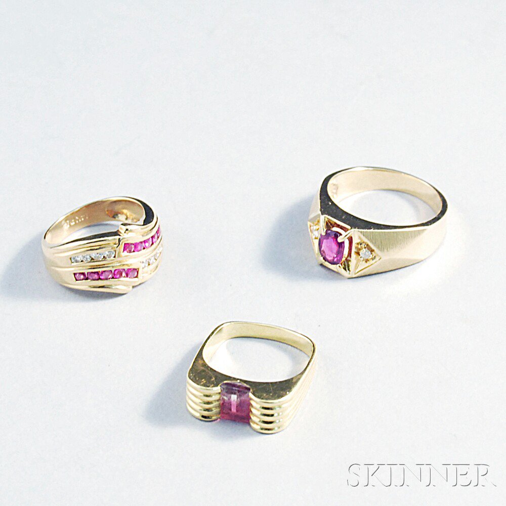 Appraisal: Three Gold and Hardstone-set Rings an kt ring with reeded