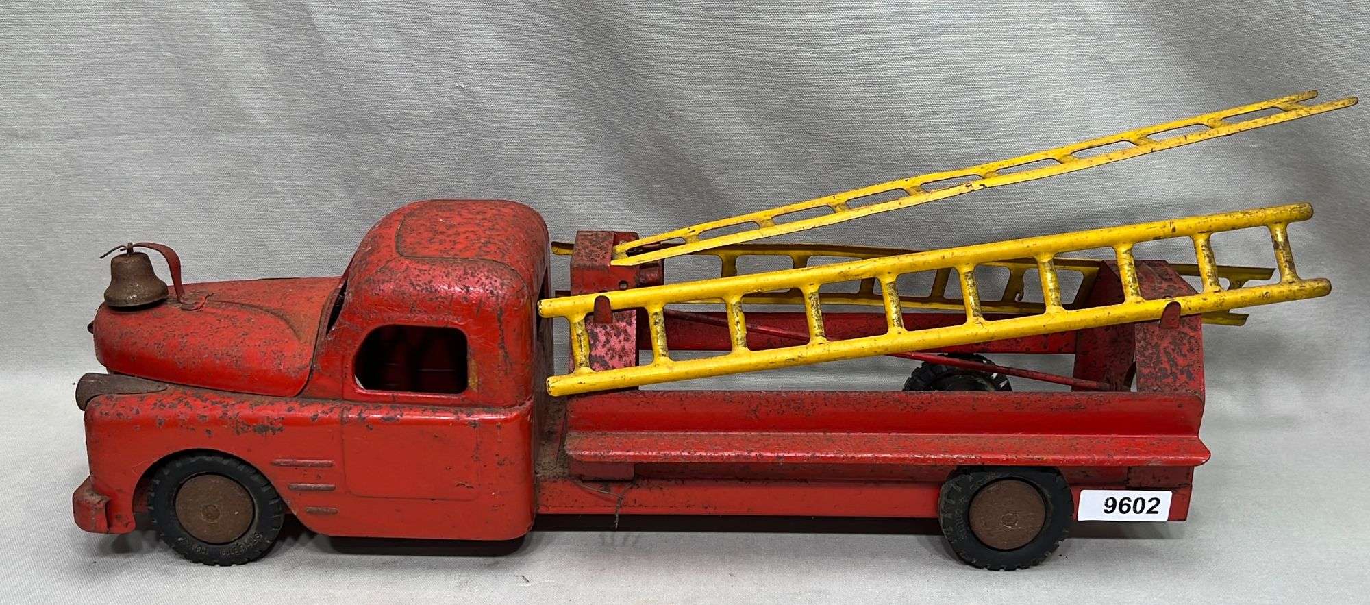 Appraisal: Structo pressed steel fire ladder truck toyearly to mid th