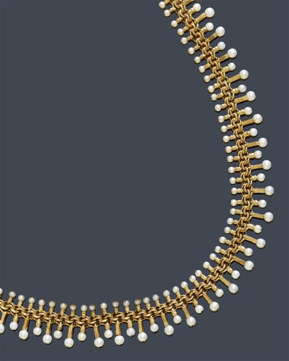 Appraisal: A NATURAL PEARL AND GOLD NECKLACE Pink gold Attractive Garibaldi