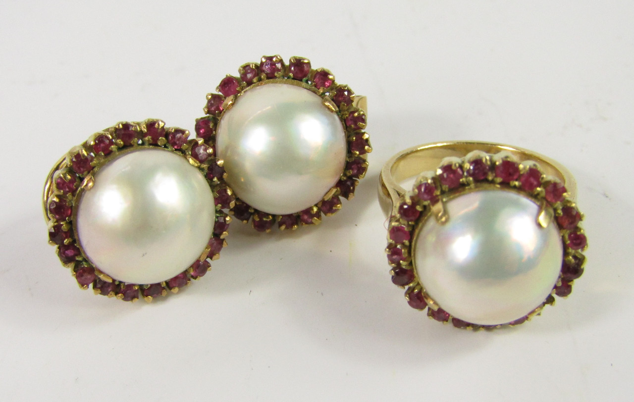 Appraisal: A yellow metal Mabe pearl and ruby ring size L