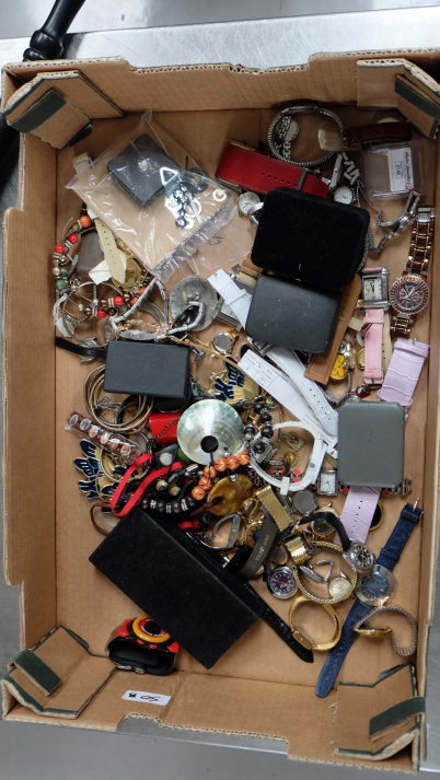 Appraisal: A collection of vintage and modern wristwatches costume jewellery boxed