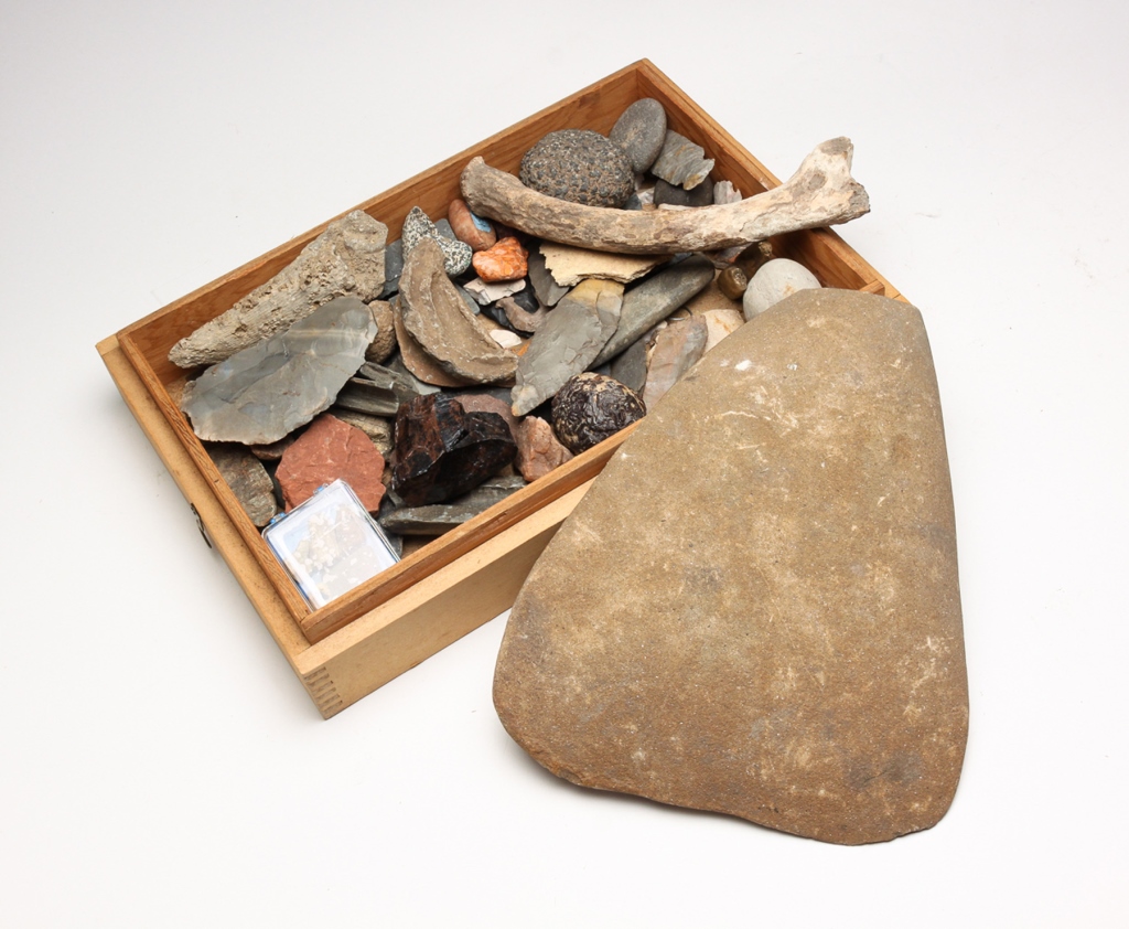 Appraisal: Including stones points antlers and rocks Varying wear