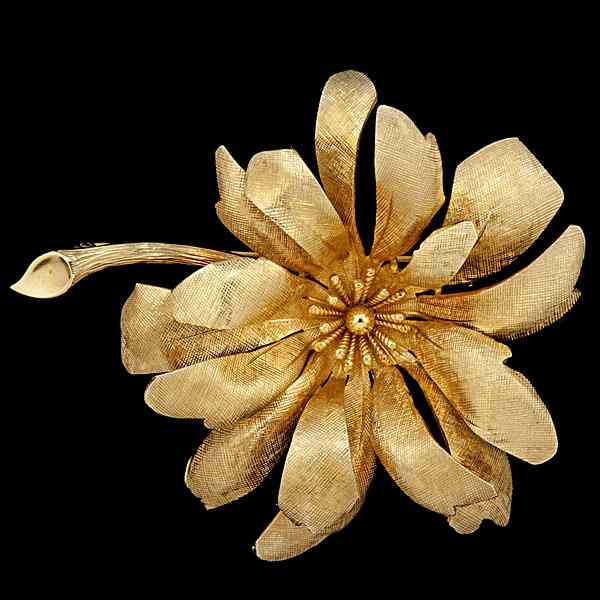 Appraisal: Tiffany Blossoming Flower Brooch A brushed K yellow gold Tiffany