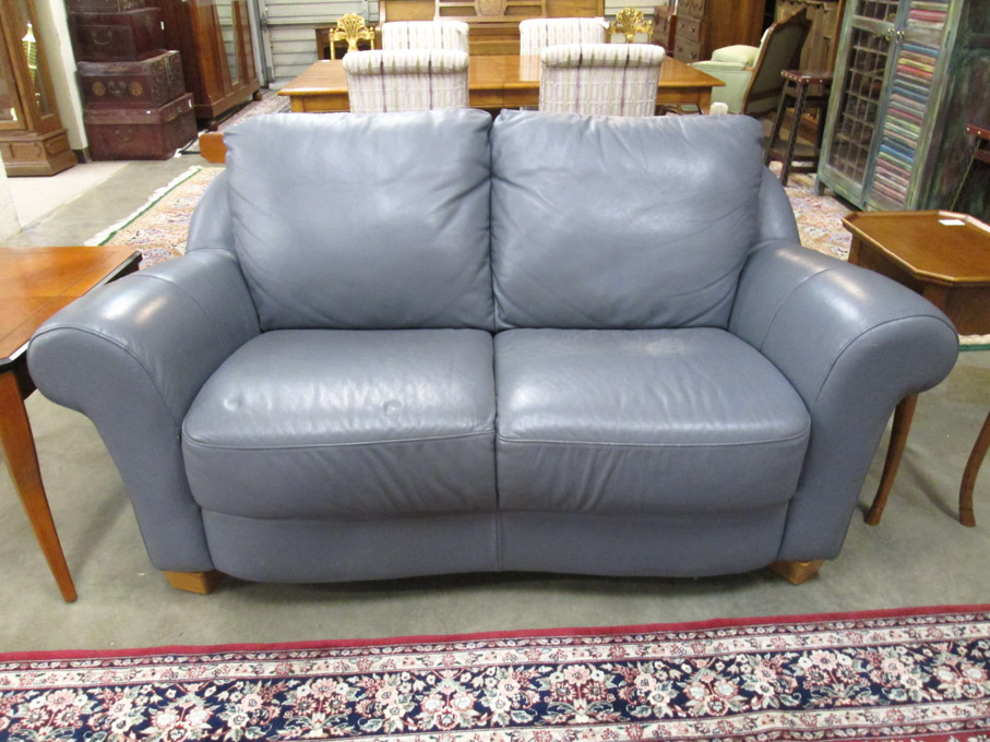 Appraisal: A CONTEMPORARY LEATHER LOVESEAT Italian made recent production with overall