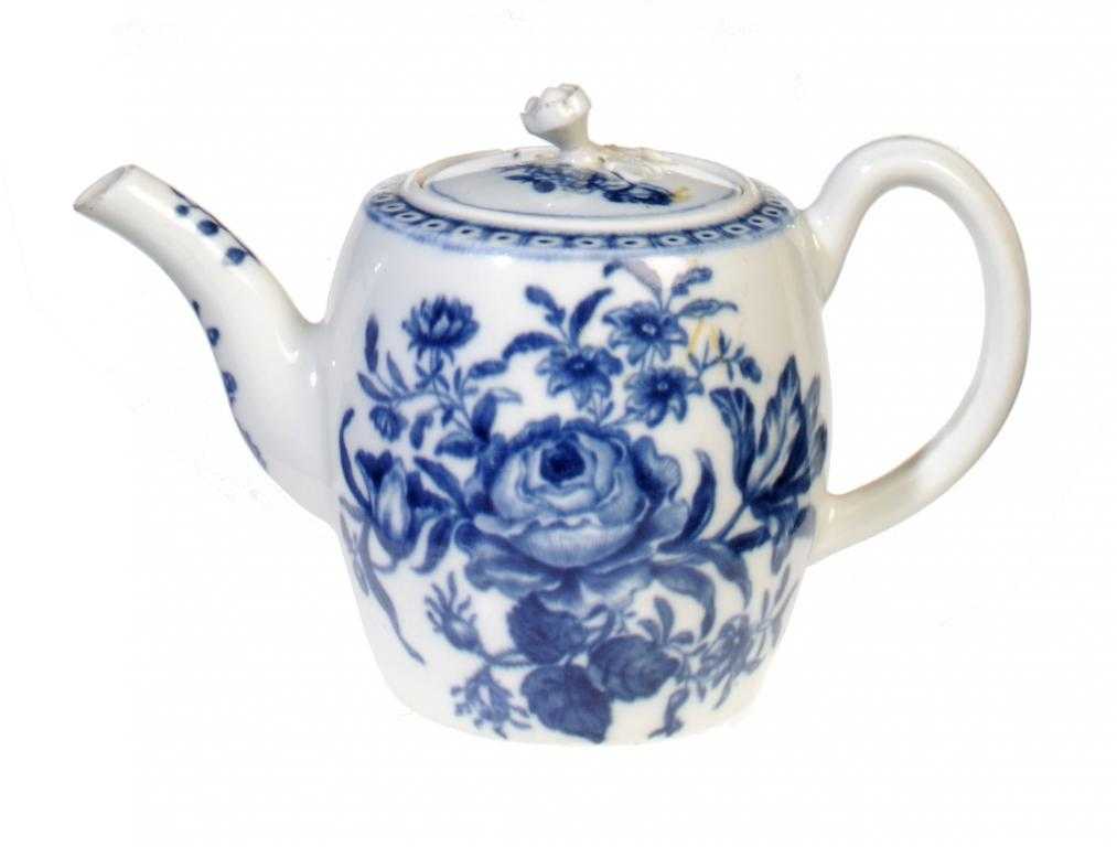 Appraisal: A WORCESTER TEAPOT AND COVER of barrel shape with flower