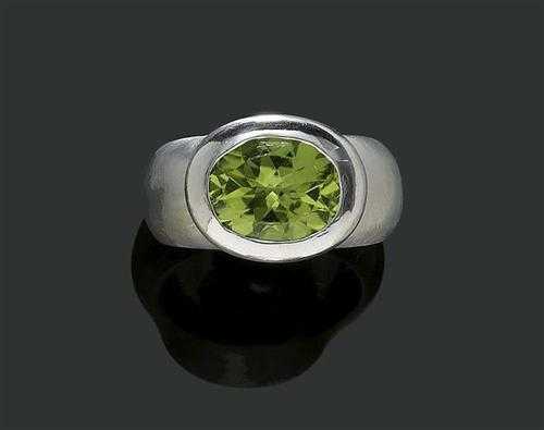 Appraisal: PERIDOT-GOLD-RING Weissgold Sportlich-eleganter massiver Bandring besetzt mit ovalen Peridot von