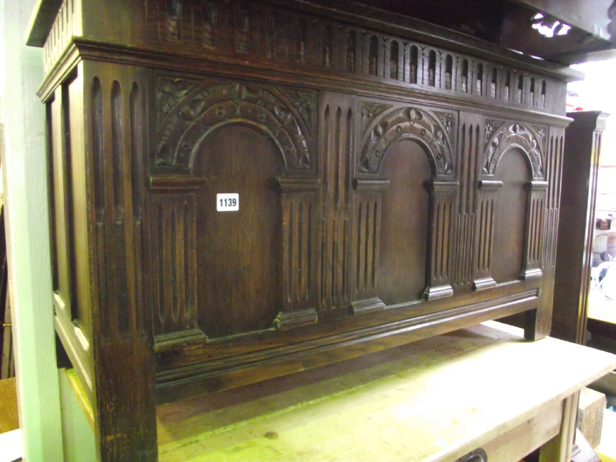 Appraisal: A reproduction Old English style oak coffer with hinged lid