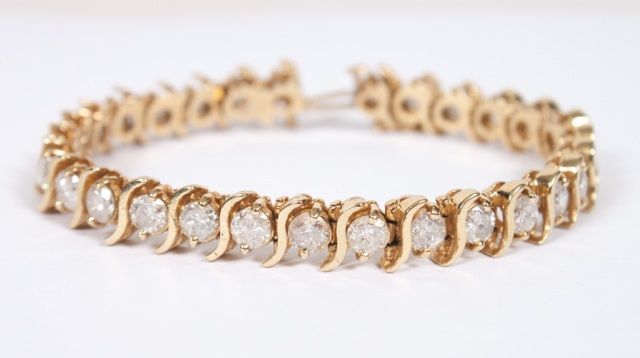 Appraisal: Lady's K gold and diamond bracelet in L containing round