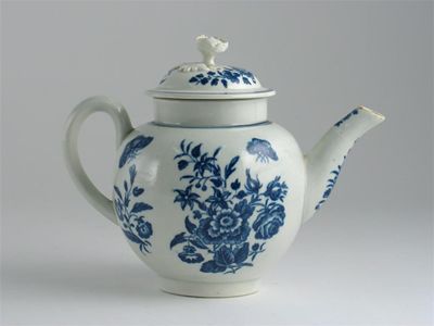 Appraisal: A Worcester teapot and cover printed in blue with flower