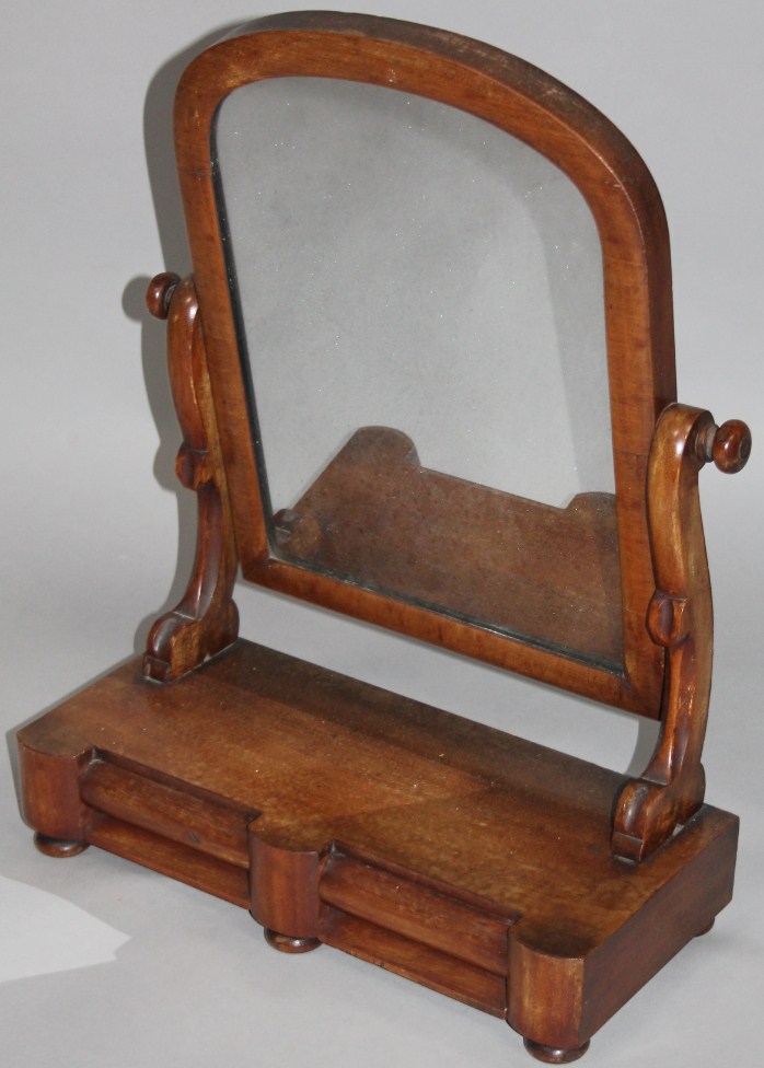 Appraisal: A Victorian mahogany table mirror the curved glass flanked by