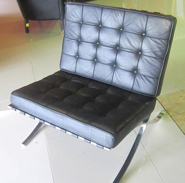 Appraisal: A CHROME BLACK BUTTON BACK LEATHER EASY CHAIR A CHROME