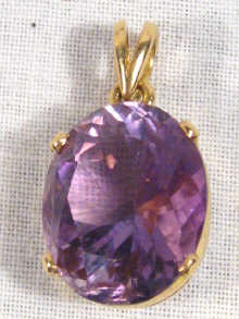 Appraisal: A yellow metal tests high carat gold mounted amethyst pendant