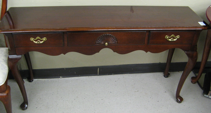 Appraisal: QUEEN ANNE STYLE MAHOGANY SOFA TABLE Thomasville Furniture Co recent