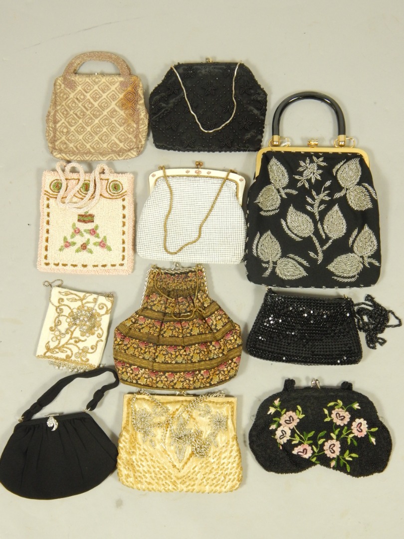 Appraisal: A collection of lady's vintage beadwork evening bags and purses